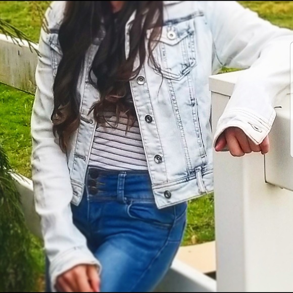 Forever 21 light blue jean jacket!!! 💙 - Picture 3 of 5